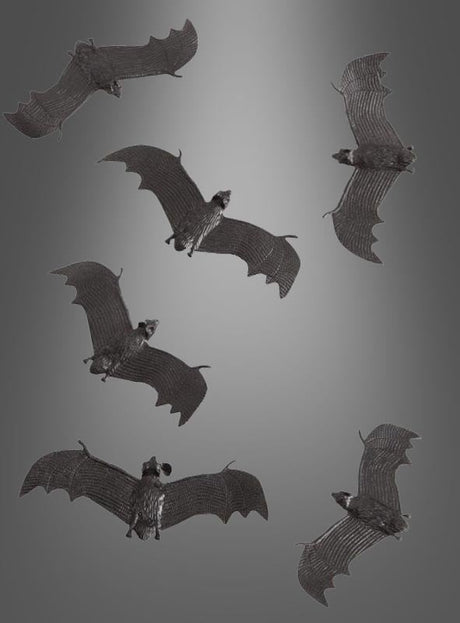 Sechs Deko-Fledermäuse in verschiedenen Ausführungen schweben vor einem grau abgesetzten Hintergrund und zeigen jeweils weit ausgebreitete Flügel in einzigartigen Posen – ideale Akzente für Ihre Halloween-Dekoration.