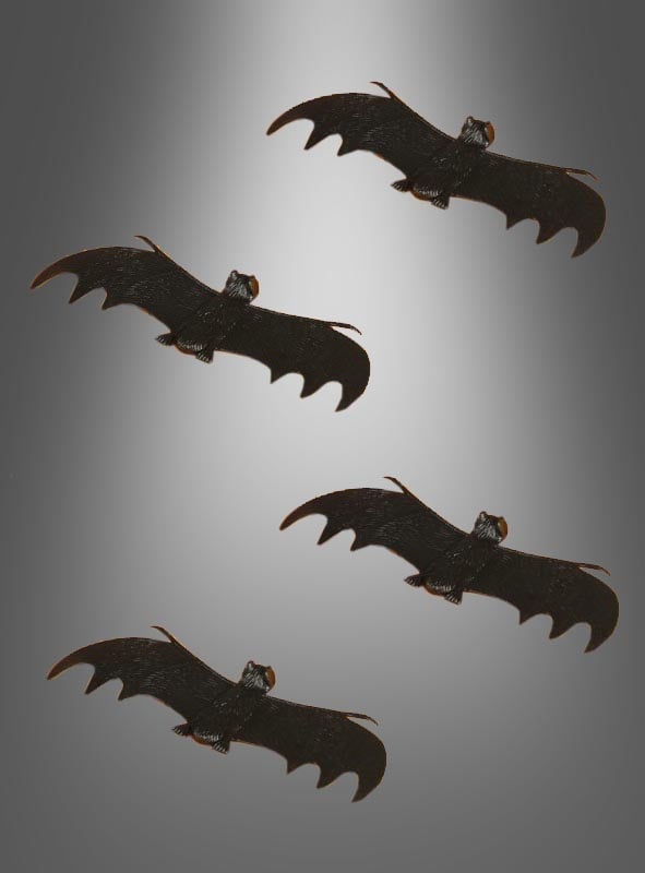 Vier schwarze Fledermäuse aus unserer Kollektion „Deko-Fledermaus – verschiedene Versionen“ fliegen vor einem grauen Hintergrund mit Farbverlauf, die Flügel weit ausgebreitet und in einzigartigen Winkeln angeordnet – perfekt als Halloween-Dekoration oder als auffällige Deko-Fledermaus für Ihre festliche Dekoration.