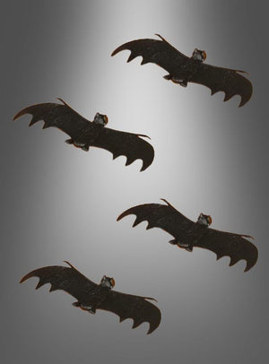 Vier schwarze Fledermäuse aus unserer Kollektion „Deko-Fledermaus – verschiedene Versionen“ fliegen vor einem grauen Hintergrund mit Farbverlauf, die Flügel weit ausgebreitet und in einzigartigen Winkeln angeordnet – perfekt als Halloween-Dekoration oder als auffällige Deko-Fledermaus für Ihre festliche Dekoration.