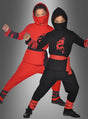 Zwei Kinder, gekleidet im „Ninja-Kinderkostüm rot oder schwarz“ – eines in Rot, eines in Schwarz, jeweils mit auffälligen Drachenmotiven –, posieren mit erhobenen Fäusten vor einem grauen Hintergrund mit Farbverlauf. Damit eignen sich diese Kostüme ideal für den Kinderfasching oder fantasievolle Verkleidungsspiele.