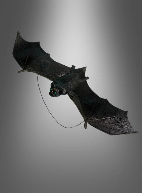 Eine Deko-Fledermaus in verschiedenen Ausführungen mit ausgebreiteten Flügeln ist vor einem grauen Hintergrund mit Farbverlauf abgebildet – ein perfekter Halloween-Akzent oder ein Blickfang für Ihre saisonale Dekoration.