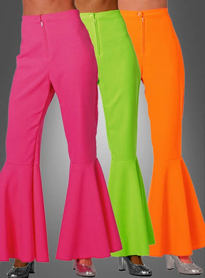 Drei Personen tragen Neon-Schlaghosen der Marke „Damen Schlagerstar“ in den Farben Rosa, Grün und Orange, dazu silberne Pumps. Diese hoch taillierten Hosen zeichnen sich durch auffällige Schlagbeine aus und erinnern an den klassischen „Disco Fever Hose“-Stil. Der Hintergrund ist grau.