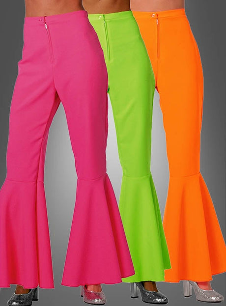 Drei Personen tragen Neon-Schlaghosen der Marke „Damen Schlagerstar“ in den Farben Rosa, Grün und Orange, dazu silberne Pumps. Diese hoch taillierten Hosen zeichnen sich durch auffällige Schlagbeine aus und erinnern an den klassischen „Disco Fever Hose“-Stil. Der Hintergrund ist grau.