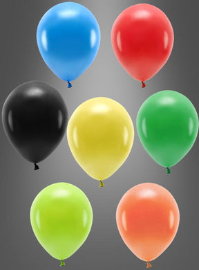Sieben farbenfrohe „Luftballons Partydeko biologisch abbaubar“ in Blau, Rot, Schwarz, Gelb, Grün, Hellgrün und Orange bringen Farbe in Ihre Partydekoration vor einem grauen Hintergrund mit Farbverlauf.