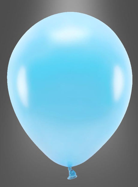 Ein einzelner aufgeblasener blauer Luftballon „Partydeko“, biologisch abbaubar, schwebt vor einem grau verlaufenden Hintergrund und eignet sich somit ideal für umweltfreundliche Partydekorationen.
