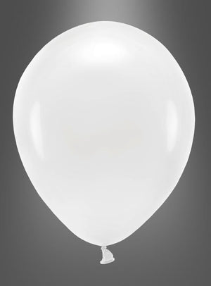 Ein einzelner, biologisch abbaubarer Luftballon „Partydeko“ in Weiß ist aufgeblasen und schwebt vor einem einfarbigen, dunkelgrauen Hintergrund mit Farbverlauf. Dieser umweltfreundliche Luftballon eignet sich perfekt für Geburtstagsfeiern oder festliche Dekorationen und ist aus biologisch abbaubarem Material gefertigt, um Ihre Festdekoration nachhaltig zu bereichern.