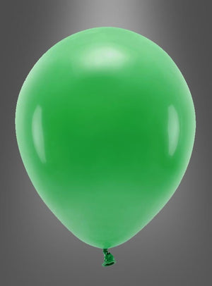 Ein einzelner aufgeblasener grüner Luftballon aus der Kollektion „Luftballons Partydeko – biologisch abbaubar“ schwebt vor einem neutralen grauen Hintergrund und eignet sich somit perfekt als umweltfreundliche Partydekoration oder als Geburtstagsballon.