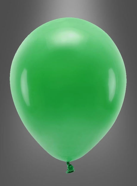 Ein einzelner aufgeblasener grüner Luftballon aus der Kollektion „Luftballons Partydeko – biologisch abbaubar“ schwebt vor einem neutralen grauen Hintergrund und eignet sich somit perfekt als umweltfreundliche Partydekoration oder als Geburtstagsballon.
