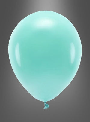 Ein einzelner Luftballon aus der Serie „Luftballons – biologisch abbaubare Partydekoration“ schwebt als stilvolle Dekoration vor einem schlichten grauen Hintergrund.