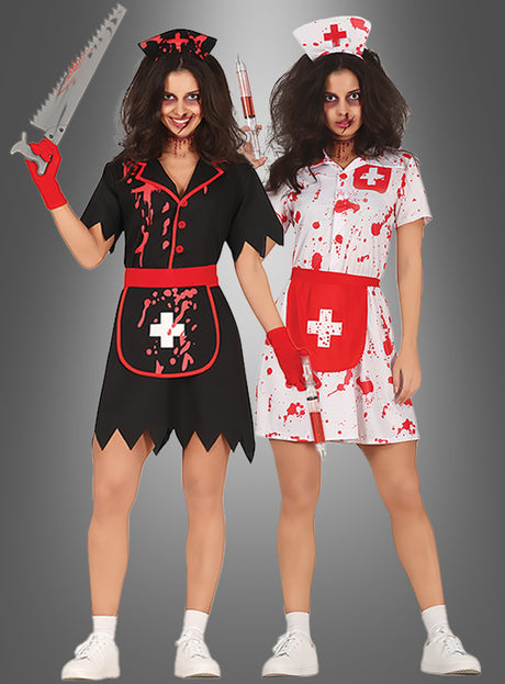 Zwei Frauen in Zombie-Krankenschwester-Kostümen stehen nebeneinander: Die eine trägt ein schwarzes Kleid mit roten Blutspritzern, die andere hat sich für ein weißes Halloween-Outfit mit passenden roten Akzenten entschieden. Beide halten themenbezogene Requisiten in den Händen, haben zerzaustes Haar und auffälliges Make-up, während sie gemeinsam vor einem grauen Hintergrund posieren.