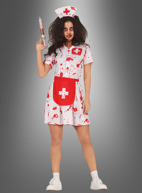 Vor einem schlichten grauen Hintergrund steht eine Person in einem Krankenschwester-Zombie-Kostüm mit blutbespritztem Kleid, roter Schürze und Mütze und hält eine große Spritze in der Hand – das perfekte Halloween-Kostüm.