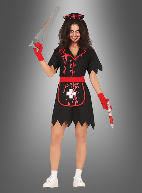 Eine Person in einem Krankenschwester-Zombie-Kostüm mit schwarz-rotem Design und blutbespritzten Details am Kleid, die eine Spielzeugsäge und eine überdimensionale Spritze in der Hand hält, steht vor einem grauen Hintergrund. Dieses Halloween-Kostüm ist ideal, um einen gruseligen Eindruck zu hinterlassen.