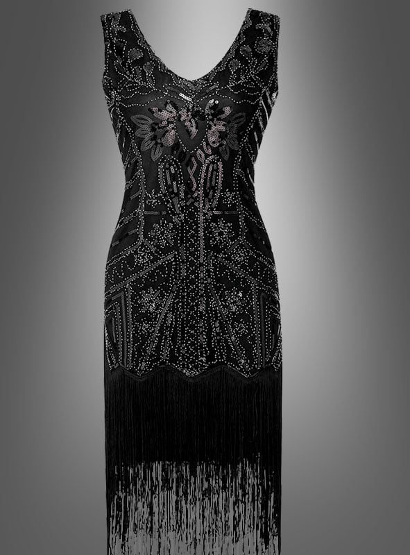 Das „Deluxe 20er Paillettenkleid May“ ist ein ärmelloses schwarzes Kleid, das mit aufwendigen Perlenstickereien und Blumenmustern verziert ist und von der Mode der 20er Jahre inspiriert ist. Es verfügt über einen V-Ausschnitt und einen Fransenbesatz am Saum, der an klassische Charleston-Kleider erinnert, und wird elegant vor einem grau verlaufenden Hintergrund präsentiert.