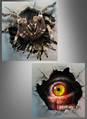 Eine Tarantel und ein blutunterlaufenes gelbes Auge spähen durch separate Risse in einer zerklüfteten Wand und schaffen so eine unheimliche Atmosphäre, die sich ideal für Wandaufkleber als Halloween-Dekoration – Spinne oder Auge – oder gruselige Halloween-Dekorationen eignet.