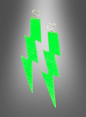 Ein Paar Ohrringe „80er Jahre Neon Blitz“ – Ohrclips in Form von Blitzen in leuchtendem Neongrün – vor einem grauen Hintergrund mit Farbverlauf.