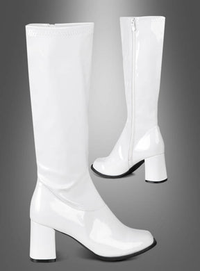 Ein Paar weiße Lackstiefel für Damen, kniehohe Stiefel mit Absatz und seitlichen Reißverschlüssen, vor einem grauen Hintergrund mit Farbverlauf.