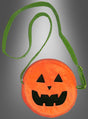 Eine runde orangefarbene Tasche mit einem schwarzen Kürbiskopf und einem langen grünen Riemen vor einem grauen Hintergrund mit Farbverlauf – diese verspielte „Kürbis-Umhängetasche zum Kostüm“ ist das perfekte Halloween-Accessoire für festliches Flair.