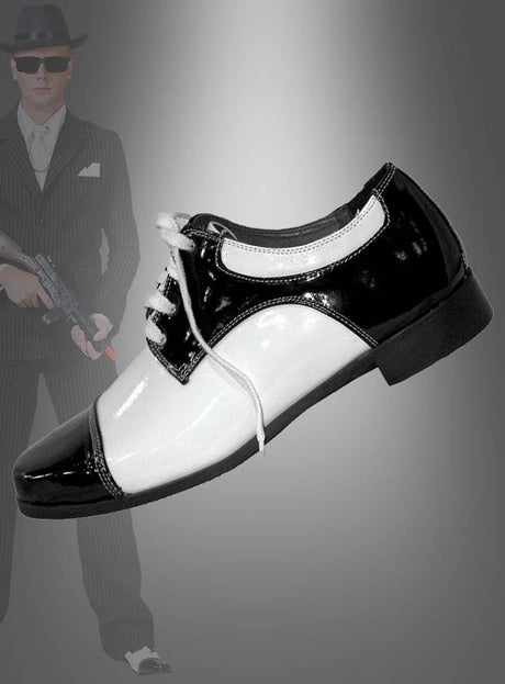 Im Mittelpunkt stehen die „Mafia Gangster“-Schuhe, im Hintergrund ist schemenhaft ein Mann in einem Nadelstreifenanzug und mit Fedora zu erkennen, der eine Maschinenpistole in der Hand hält – eine auffällige Anspielung auf ein Al-Capone-Kostüm. Diese klassischen Schuhe runden das typische Outfit der 20er Jahre ab und erinnern an die Eleganz und Faszination der „Roaring Twenties“.