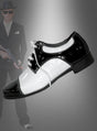 Im Mittelpunkt stehen die „Mafia Gangster“-Schuhe, im Hintergrund ist schemenhaft ein Mann in einem Nadelstreifenanzug und mit Fedora zu erkennen, der eine Maschinenpistole in der Hand hält – eine auffällige Anspielung auf ein Al-Capone-Kostüm. Diese klassischen Schuhe runden das typische Outfit der 20er Jahre ab und erinnern an die Eleganz und Faszination der „Roaring Twenties“.