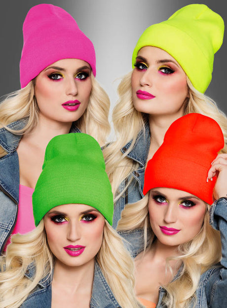 Vier Frauen mit langen blonden Haaren tragen die Strickmütze „Beanie“ in coolen Neonfarben – Pink, Gelb, Grün und Orange – kombiniert mit Jeansjacken vor einem grauen Hintergrund mit Farbverlauf.