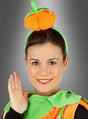 Die Person trägt ein festliches Halloween-Kostüm und hat als Kopfschmuck den Kürbis-Haarreif sowie einen grünen Kragen um. Sie lächelt und winkt in die Kamera.