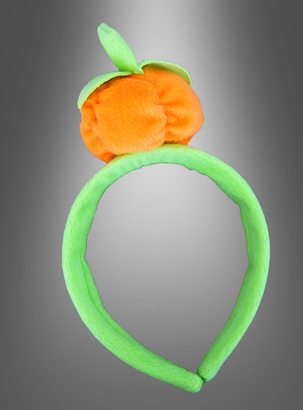 Kürbis-Haarreif-Kopfschmuck: Ein grünes Plüsch-Stirnband mit einem daran befestigten orangefarbenen Kürbis mit grünem Stiel, dargestellt vor einem grauen Farbverlaufshintergrund – das ideale Accessoire für dein Halloween-Kostüm.