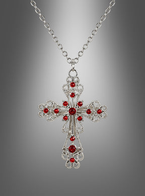 Eine Halskette mit dem Anhänger „Kreuz Kette mit roten Steinen“, die sich durch leuchtend rote Steine auszeichnet und vor einem sanften grauen Farbverlauf zur Geltung kommt, verkörpert die raffinierte Eleganz von Mittelalter Schmuck.