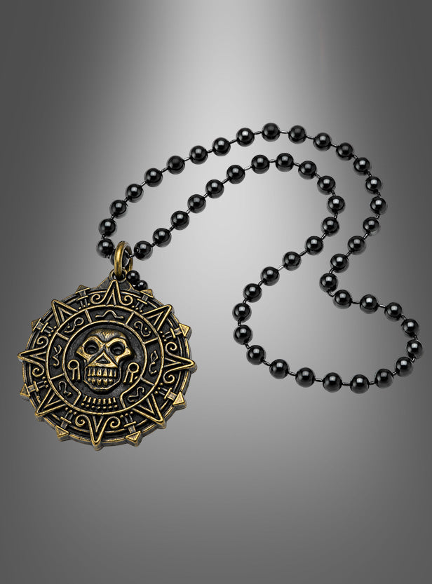 Das „Piraten Kette Medaillon“ besticht durch ein goldenes Totenkopf-Motiv und hängt an einer schwarzen Perlenkette, die vor einem grauen Hintergrund mit Farbverlauf zur Geltung kommt.