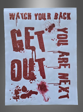 Der Halloween-Aufkleber „Get Out“ zeigt ein weißes Plakat mit roten, blutähnlichen Schriftzügen – „WATCH YOUR BACK“, „GET OUT“ und „YOU ARE NEXT“ –, umgeben von Spritzern und Verschmierungen. Damit ist er die perfekte gruselige Dekoration oder Fensterdekoration, um eine gespenstische Atmosphäre für Halloween zu schaffen.