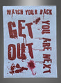 Der Halloween-Aufkleber „Get Out“ zeigt ein weißes Plakat mit roten, blutähnlichen Schriftzügen – „WATCH YOUR BACK“, „GET OUT“ und „YOU ARE NEXT“ –, umgeben von Spritzern und Verschmierungen. Damit ist er die perfekte gruselige Dekoration oder Fensterdekoration, um eine gespenstische Atmosphäre für Halloween zu schaffen.