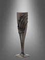 Verleihen Sie Ihrer nächsten Gothic-Party das gewisse Etwas mit dem „Skeletthand“-Sektglas (20 cm) – einem metallischen Sektglas, dessen Kelch von einer Skeletthand umschlungen wird, vor einem grauen Hintergrund mit Farbverlauf. Dank dieses einzigartigen Designs eignet es sich perfekt als einzigartige Halloween-Tischdekoration.