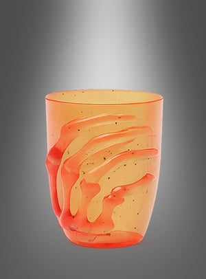 Das Halloween-Glas 10 cm mit Skelett-Hand ist ein orangefarbenes, durchscheinendes Glas mit einem strukturierten, erhabenen Skelett-Hand-Motiv an der Seite. Damit eignet es sich hervorragend als einzigartige Tischdekoration zu Halloween oder als auffälliges Glas, das vor einem grauen Hintergrund mit Farbverlauf besonders gut zur Geltung kommt.