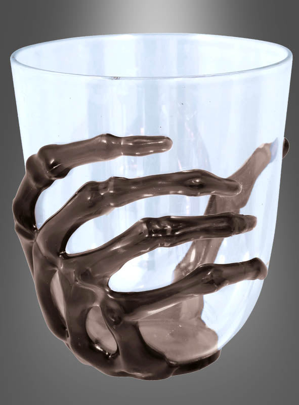 Entdecken Sie das „Halloween-Glas 10 cm mit Skelett-Hand“ – ein Glas aus klarem Glas, dessen Seite teilweise von einer auffällig geformten schwarzen Skelett-Hand umschlungen ist, perfekt als Halloween-Glas oder als Blickfang bei der Tischdekoration.