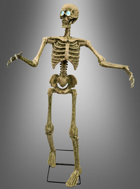 Hier steht das „Bewegliche Skelett – Halloween-Dekoration 150 cm“ aufrecht auf einem Metallständer vor einem grauen Farbverlauf – mit seinen leuchtend blauen Augen die perfekte Wahl für eine realistische Halloween-Dekoration.