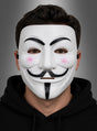 Eine Person, die die „Weiße Maske mit Bart“ trägt – mit schwarzen Details und rosa Wangen im Stil einer Guy-Fawkes-Maske – und einen schwarzen Kapuzenpulli anhat, posiert vor einem grauen Hintergrund mit Farbverlauf.