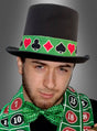 Ein Mann, der einen schwarzen Zylinderhut mit Kartensymbolen, eine grüne Fliege und ein Hutband für Casino-Kostüme trägt und vor einem grauen Hintergrund posiert – als Teil seiner Casino-Kostümaccessoires.