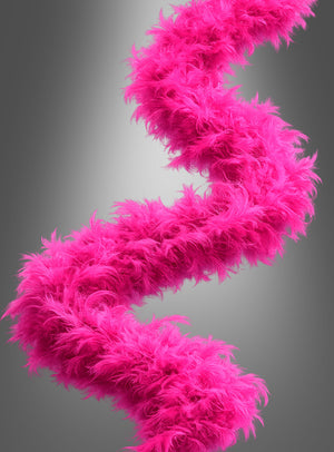Das Federboa „20er Jahre“ (180 cm) in leuchtendem Pink ist in S-Form vor einem glatten, grauen Farbverlauf angeordnet.