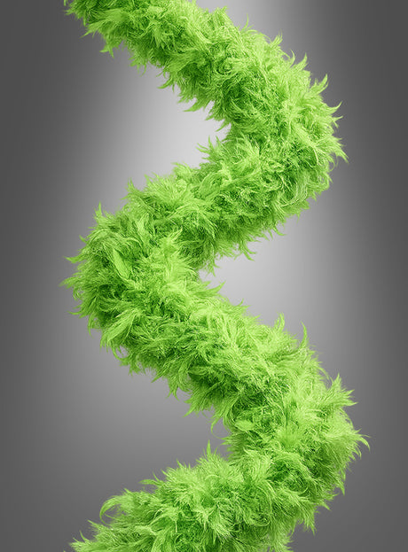 Eine leuchtend grüne Federboa im Stil der 20er Jahre (180 cm) mit flauschiger Struktur windet sich in S-Form vor einem glatten, grau verlaufenden Hintergrund.