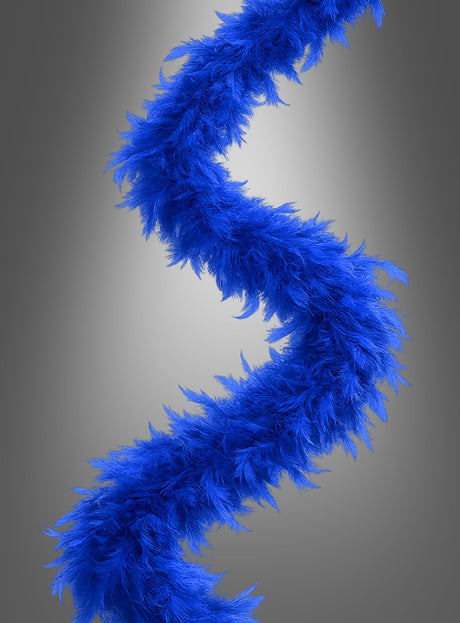 Das Federboa „20er Jahre“ (180 cm) in leuchtendem Blau windet sich vertikal vor einem grauen Hintergrund mit Farbverlauf.