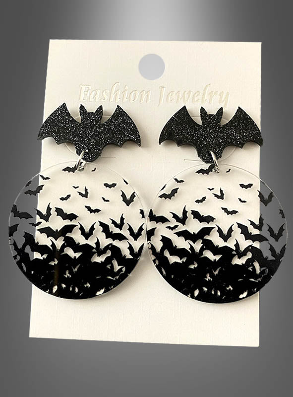 Verleihen Sie Ihrer Halloween-Schmuckkollektion mit den „Fledermaus-Ohrringen“ eine gruselige Note – Acryl-Ohrringe in Fledermausform mit runden Anhängern, die mit einem schwarzen Fledermausmuster verziert sind und wunderschön auf einer Karte mit der Aufschrift „Fashion Jewelry“ präsentiert werden.