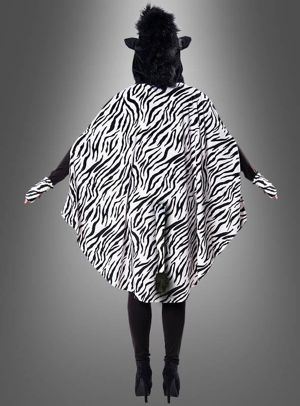 Eine Person, die den Plüsch-Zebra-Poncho in den Größen XS bis XXXL trägt – komplett mit Kapuze, Handschuhen und Umhang –, steht vor einem grauen Hintergrund und wird von hinten gezeigt.