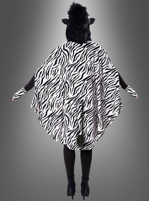 Eine Person, die den Plüsch-Zebra-Poncho in den Größen XS bis XXXL trägt – komplett mit Kapuze, Handschuhen und Umhang –, steht vor einem grauen Hintergrund und wird von hinten gezeigt.