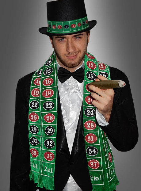 Ein Mann im Smoking, mit Fliege und Zylinder, der mit Roulette-Zahlen verziert ist, trägt den „Casino Schal Deluxe“ mit einem eleganten Roulette-Spielfeld-Design und hält dabei eine Zigarre in der Hand – perfekt für jede Las-Vegas-Mottoparty.
