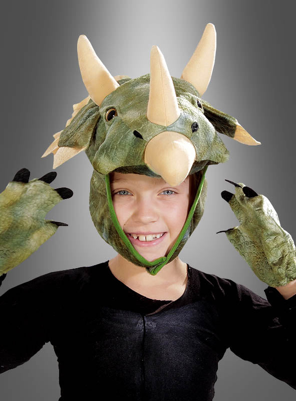 Ein Kind, das das Triceratops-Kostümset trägt – bestehend aus einem grünen Kostüm mit einem Kopfschmuck mit drei Hörnern und passenden Handschuhen –, posiert vor einem grauen Hintergrund.