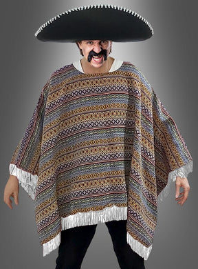 Eine Person, die einen großen schwarzen Sombrero, einen bunten „Mexikaner Poncho Deluxe“ in den Größen S bis XXXL mit Ethno-Muster sowie einen falschen Schnurrbart trägt, steht mit leicht ausgestreckten Armen vor einem grauen Hintergrund.