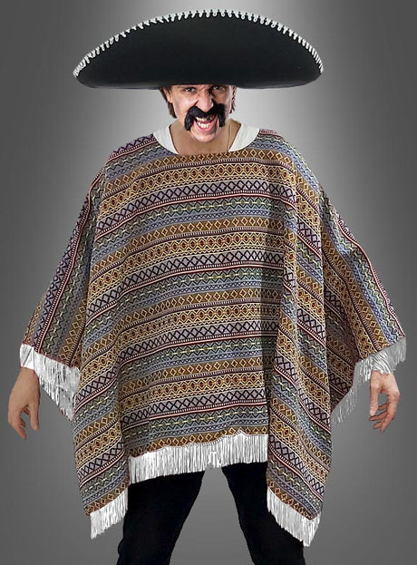 Eine Person, die einen großen schwarzen Sombrero, einen bunten „Mexikaner Poncho Deluxe“ in den Größen S bis XXXL mit Ethno-Muster sowie einen falschen Schnurrbart trägt, steht mit leicht ausgestreckten Armen vor einem grauen Hintergrund.
