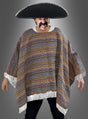 Eine Person, die einen großen schwarzen Sombrero, einen bunten „Mexikaner Poncho Deluxe“ in den Größen S bis XXXL mit Ethno-Muster sowie einen falschen Schnurrbart trägt, steht mit leicht ausgestreckten Armen vor einem grauen Hintergrund.