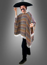 Die Person trägt den „Mexikaner Poncho Deluxe“ in den Größen S bis XXXL mit auffälligem Muster, eine schwarze Hose, schwarze Schuhe, einen großen schwarzen Sombrero und einen falschen Schnurrbart und posiert mit erhobener Hand.