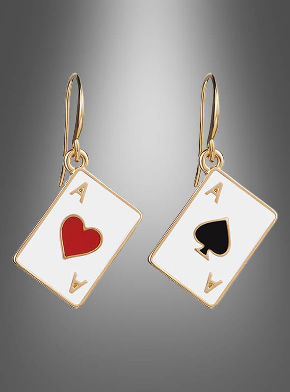 Ein Paar „Goldene Casino“-Ohrringe in Form von Spielkarten – einer mit dem Herz-Ass und der andere mit dem Pik-Ass –, vor einem grauen Hintergrund mit Farbverlauf, perfekt, um Ihrem Las-Vegas-Kostüm einen Hauch von Casino-Schmuck-Flair zu verleihen.