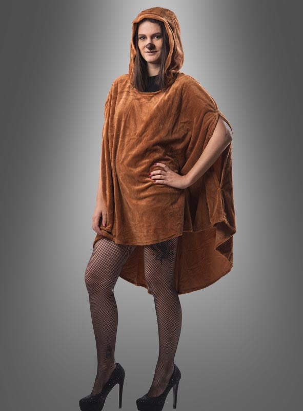 Eine Person, die den „Wandelbaren braunen Poncho aus Plüsch XS-XXXL“ mit einer kuscheligen Kapuze, Netzstrümpfen und schwarzen High Heels trägt, steht vor einem grauen Hintergrund mit Farbverlauf.